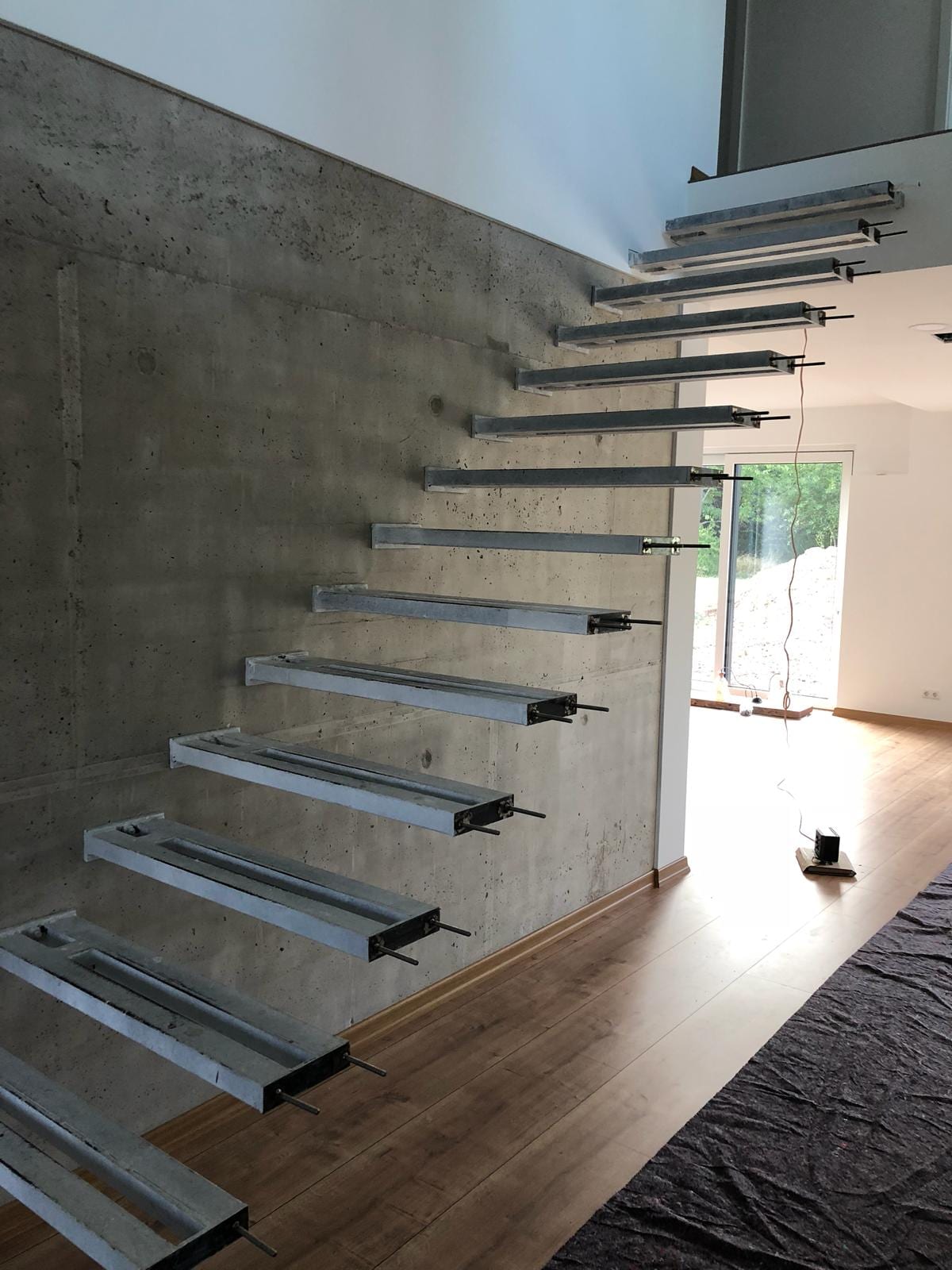 Stahlunterkonstruktion mit Gewindebolzen für die Geländermontage – AN Treppenbau