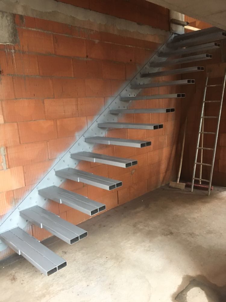 Helle Kragarme an einer Ziegelwand im Rohbau – AN Treppenbau