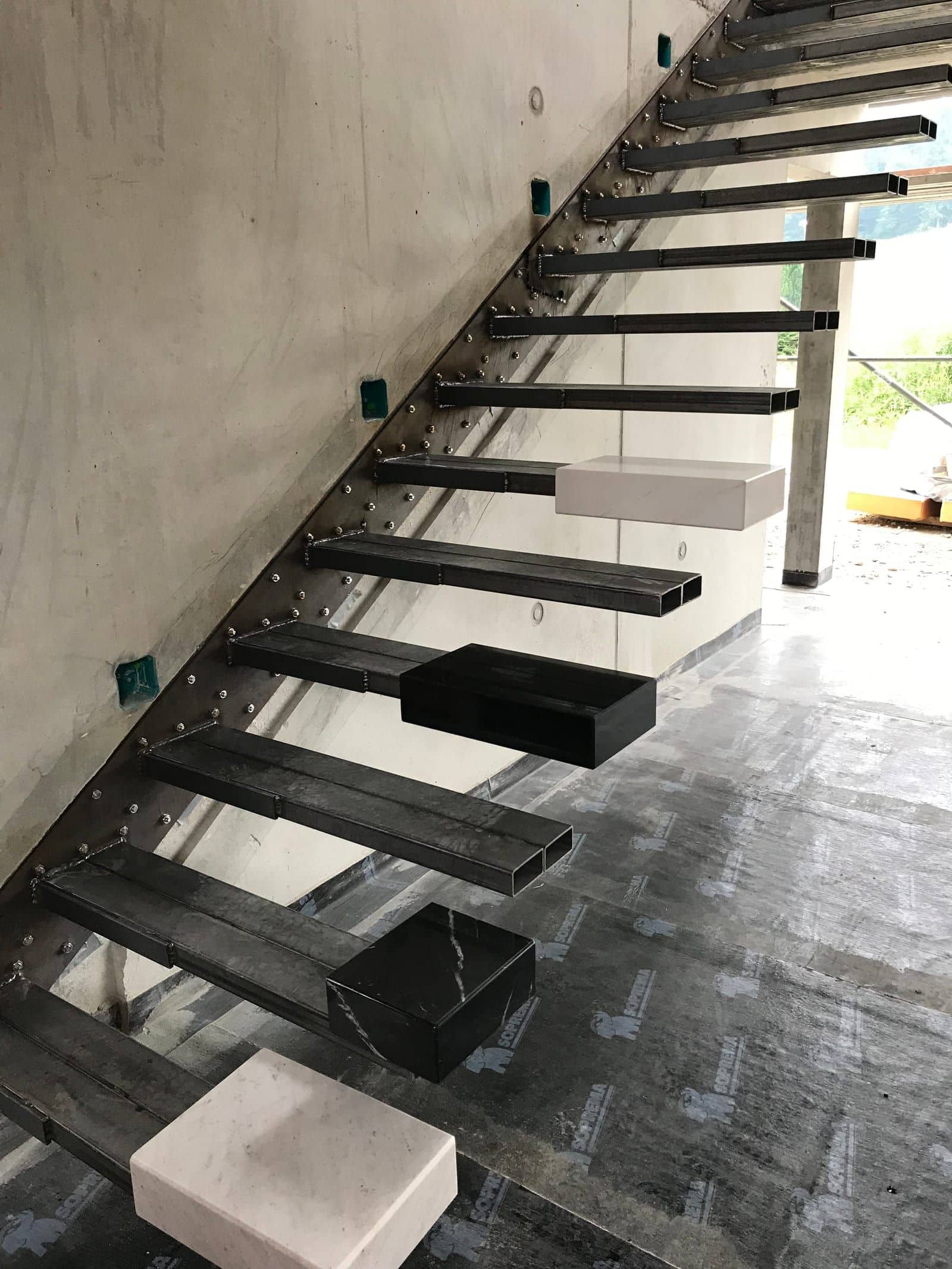 Erste Stufen auf der Stahlunterkonstruktion, Blick von oben – AN Treppenbau