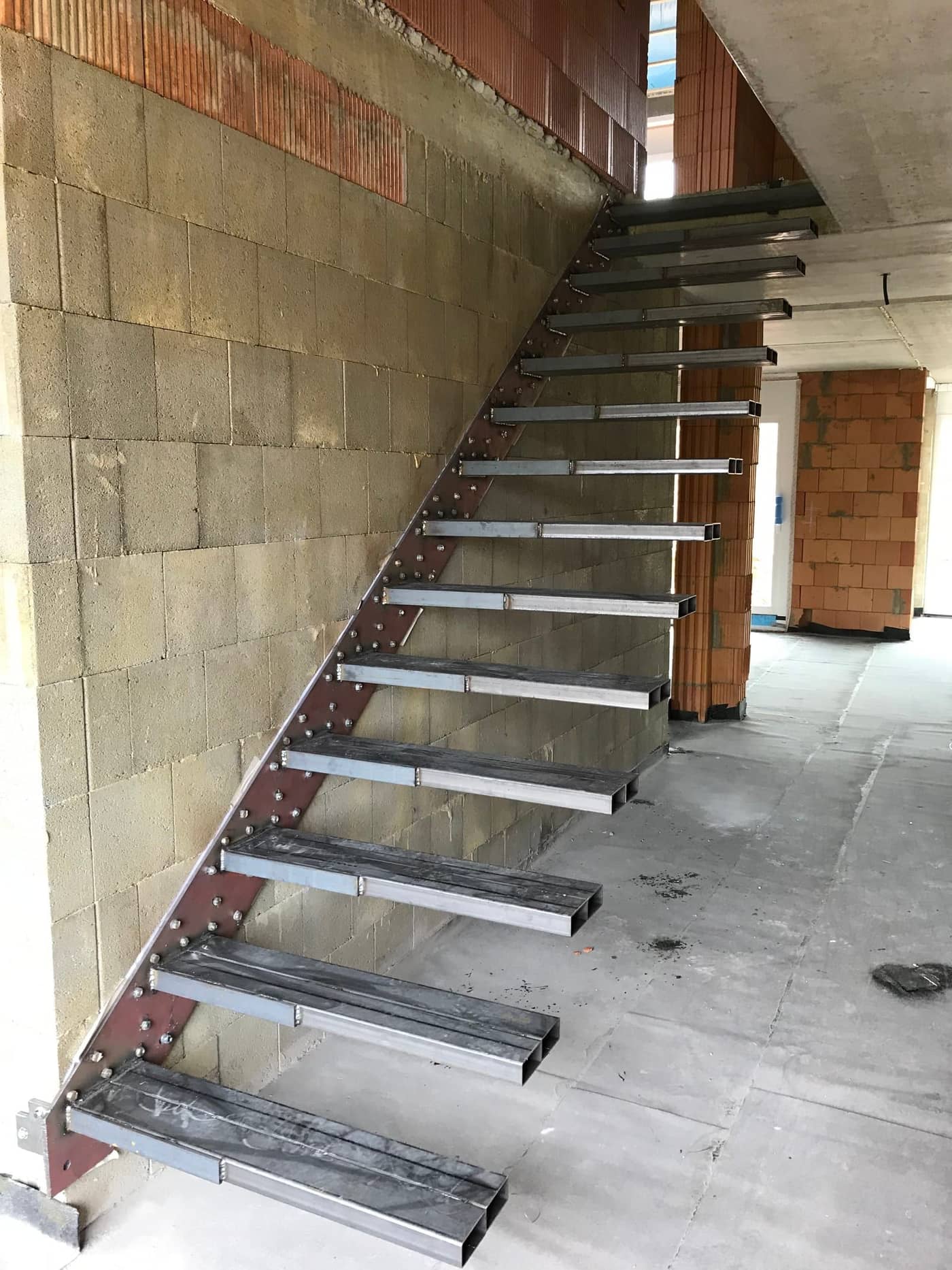 Kragarme an einer Mauerwerkswand über die volle Treppenlänge – AN Treppenbau