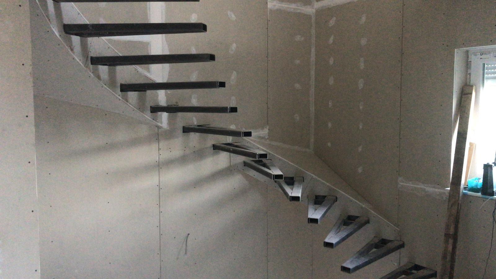 Gewendelte Unterkonstruktion mit Wandwange und Kragarmen im Innenausbau – AN Treppenbau