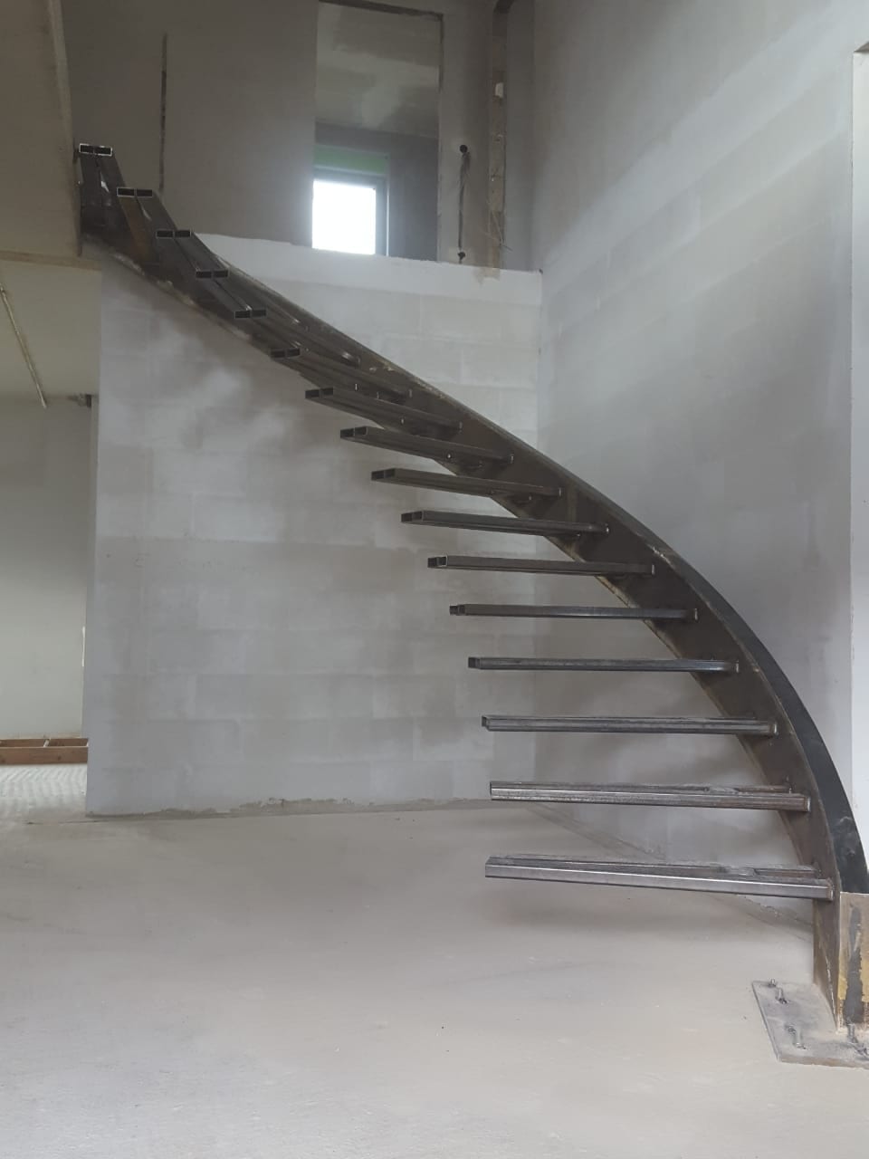 Gebogene Stahlwange mit Kragarmen an der Wand – AN Treppenbau