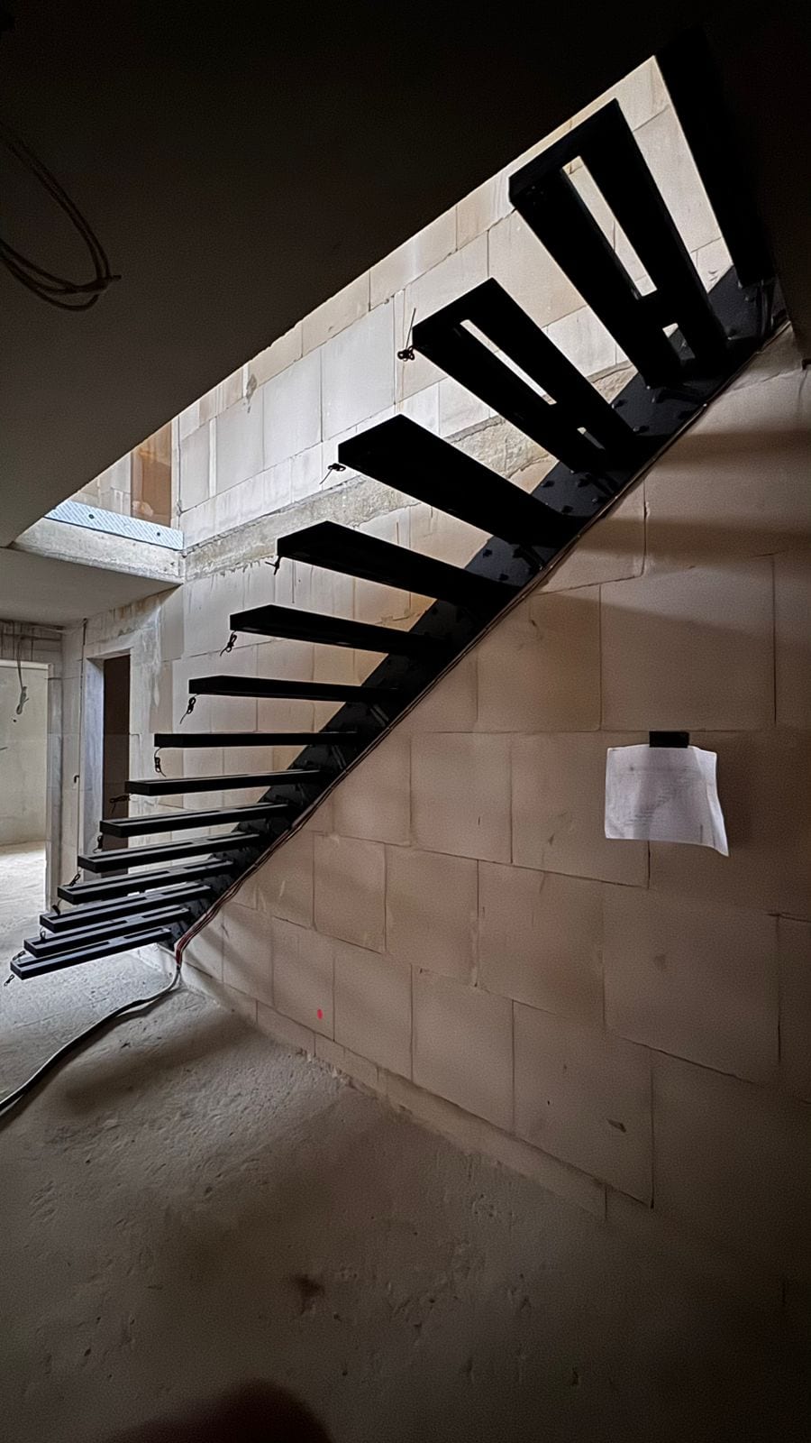 Dunkel beschichtete Kragarme im Treppenhaus, Untersicht – AN Treppenbau