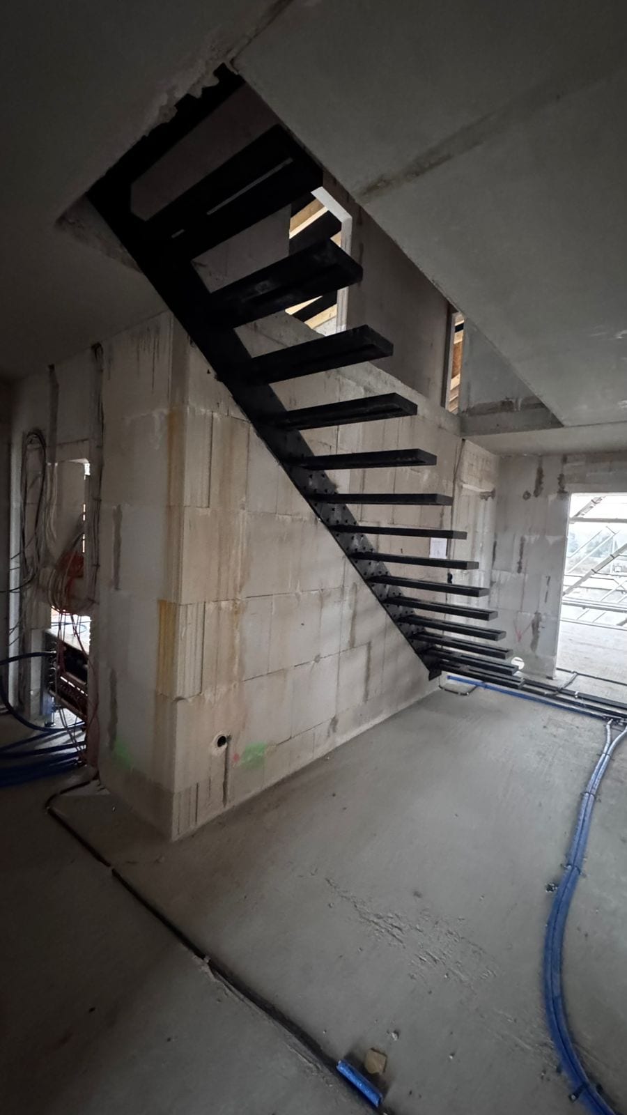 Stahl-Unterkonstruktion vor der Verkleidung im Treppenhaus