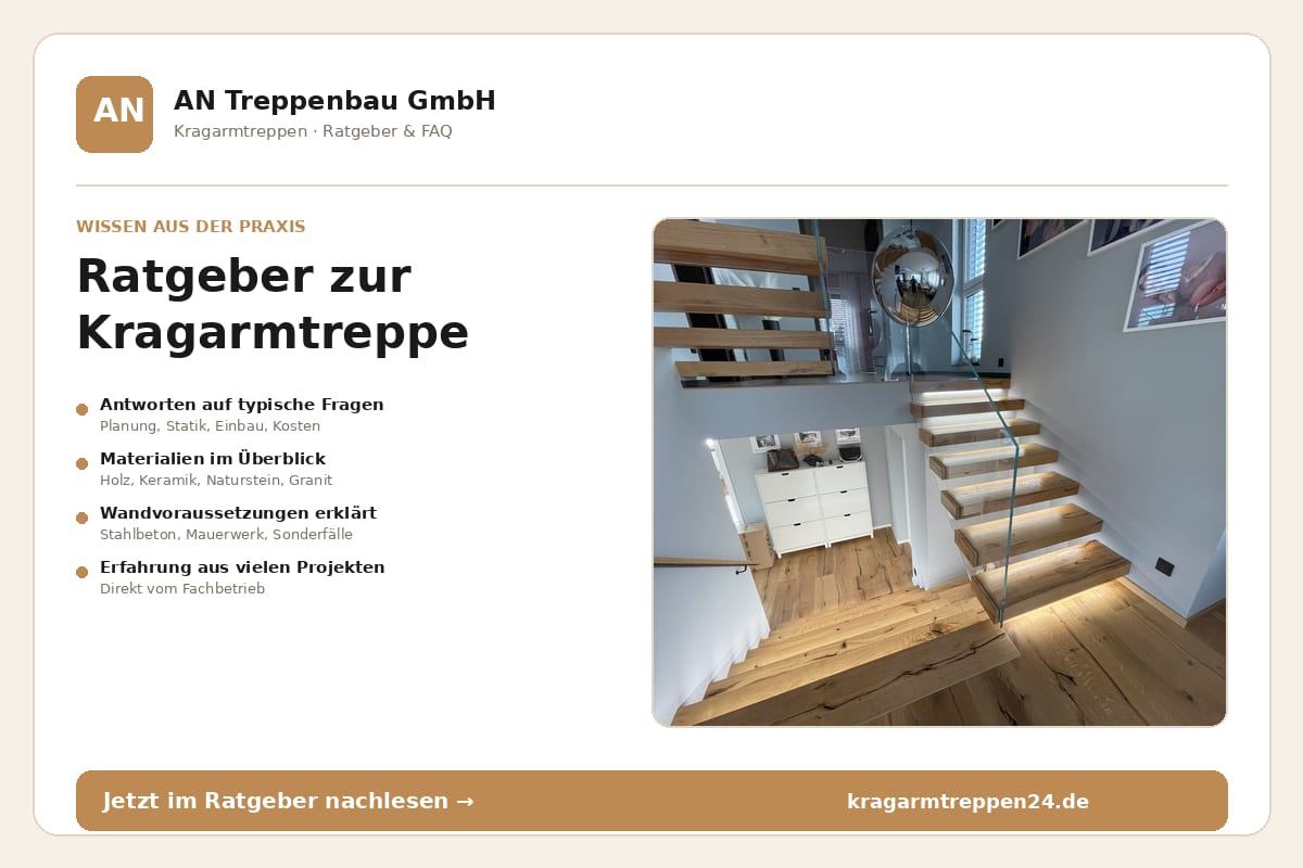 Infokarte Ratgeber zur Kragarmtreppe, Foto mit Holzstufen, Ganzglasgeländer und beleuchteten Stufen – AN Treppenbau