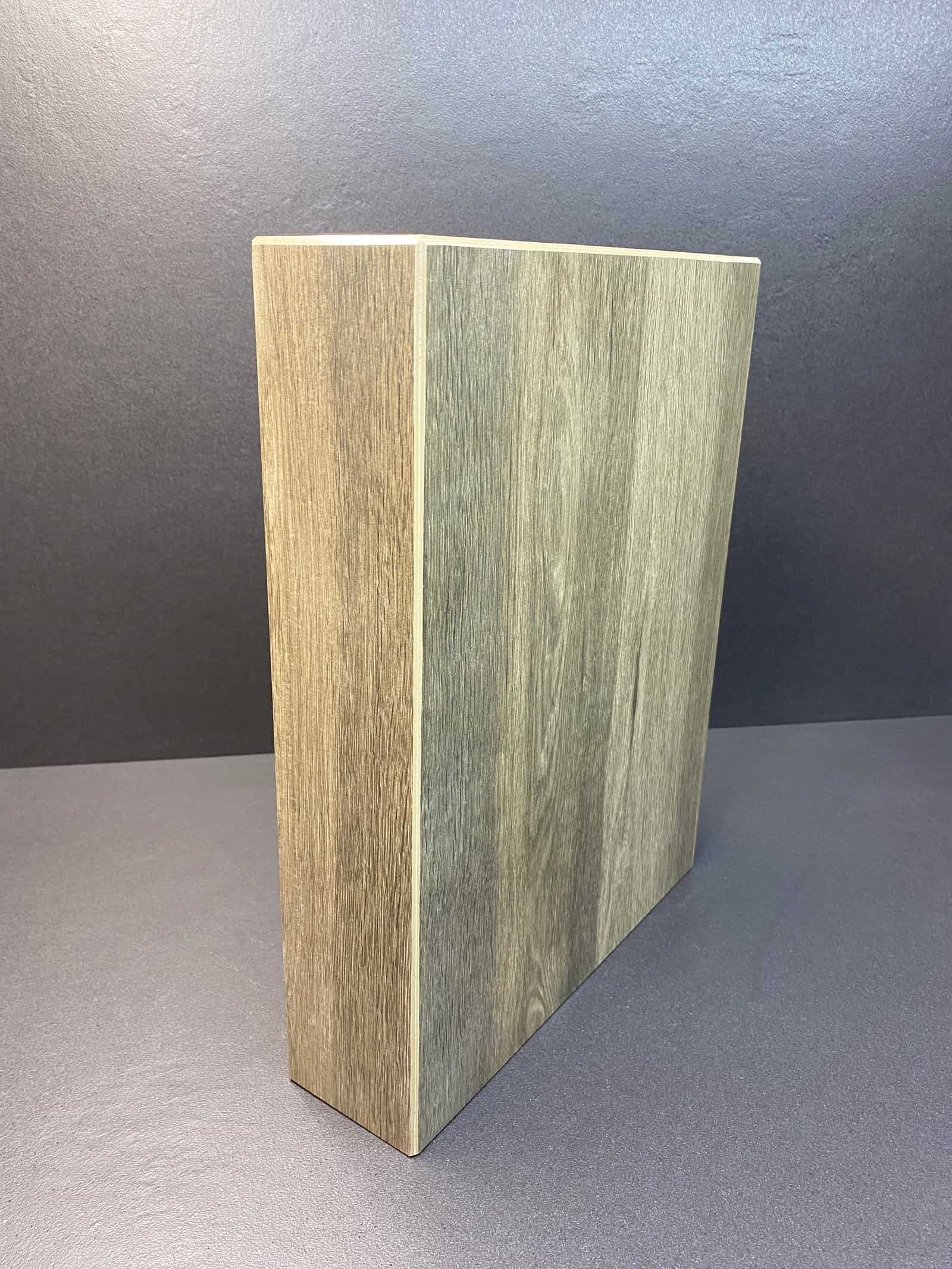 Musterstufe aus heller Keramik in Holzoptik auf grauem Untergrund