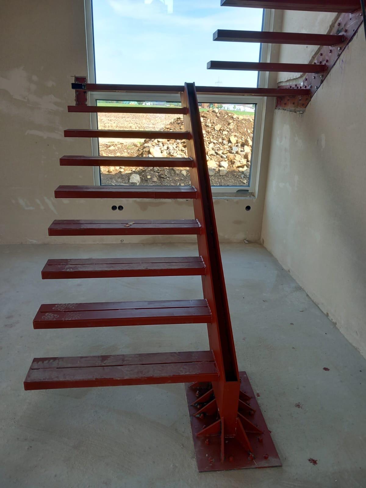 Stahl-Unterkonstruktion einer Kragarmtreppe mit Mittelträger im Rohbau, Podest vor dem Fenster