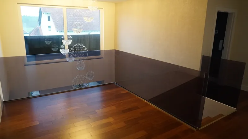 Galerie im Obergeschoss, rundum Rauchglas-Geländer an der Öffnung