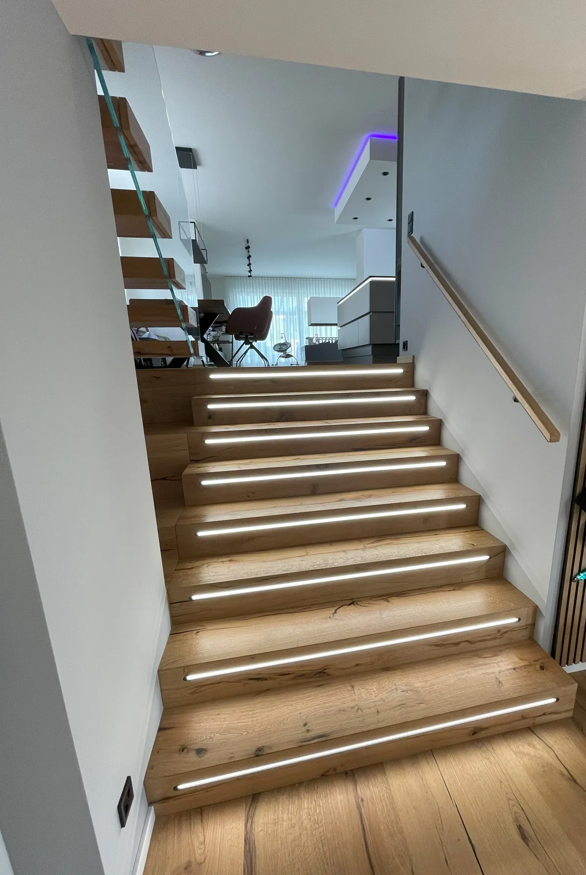 Kragarmtreppe in Kaiserslautern West, Massiveiche geölt