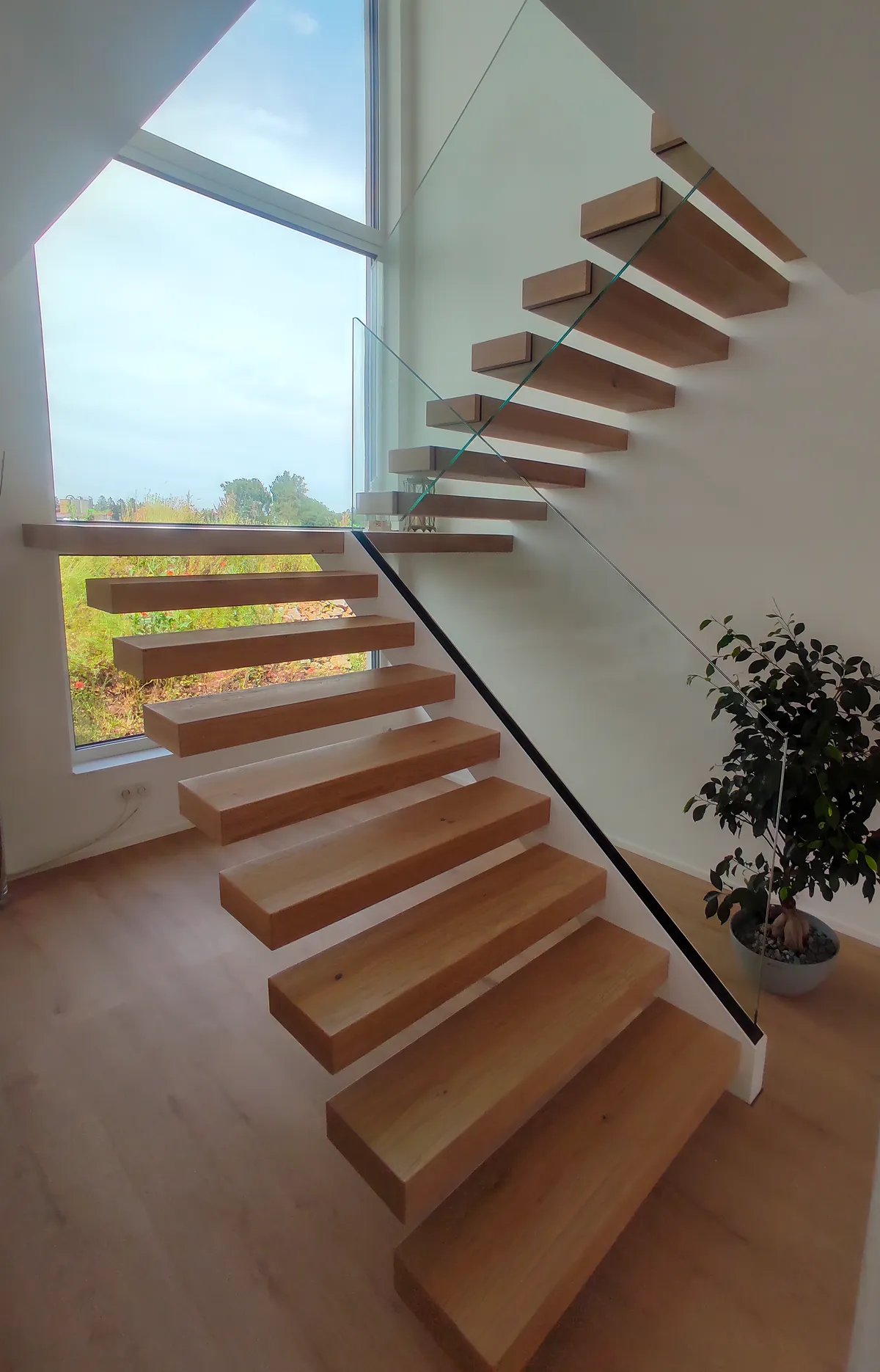 Kragarmtreppe in Trossingen, Massiveiche geölt