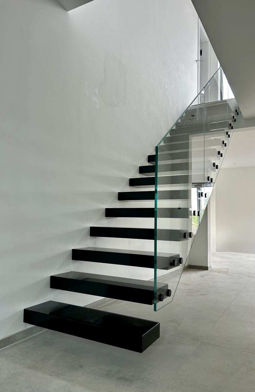 Kragarmtreppe in Granit – Köln