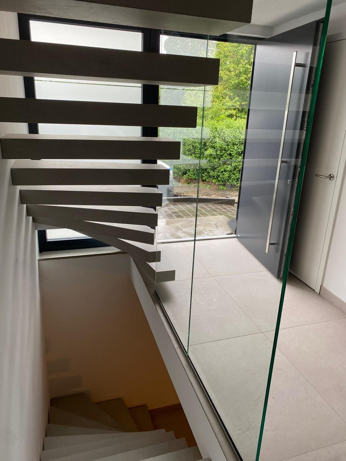 Kragarmtreppe mit Keramikstufen in Calw, Nordschwarzwald, Edelstahl-Handlauf