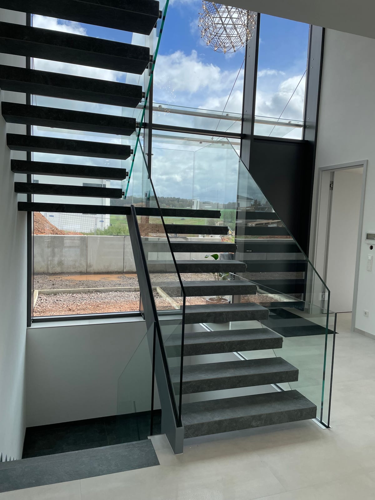 Kragarmtreppe Keramik anthrazit (Natursteinoptik) – Ensdorf