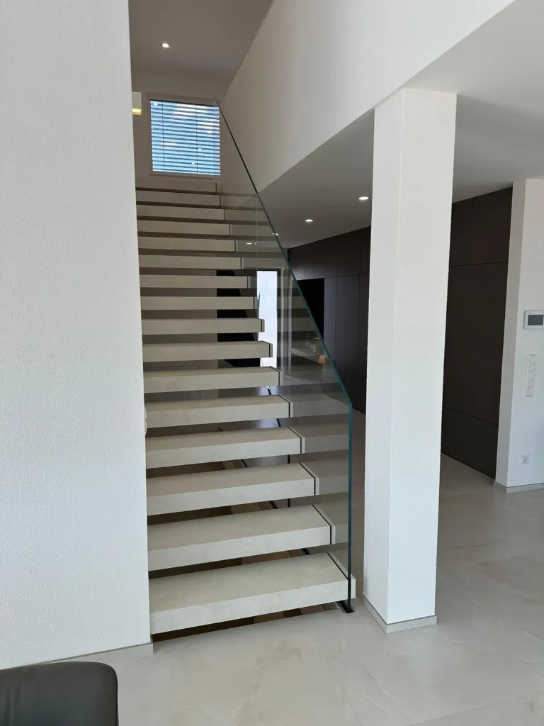 Kragarmtreppe in Forchtenberg, Keramik hell im Weißton
