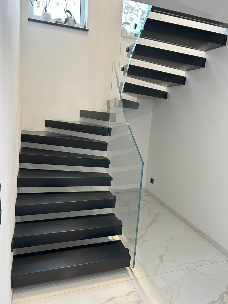 Kragarmtreppe HIMACS – Hanau