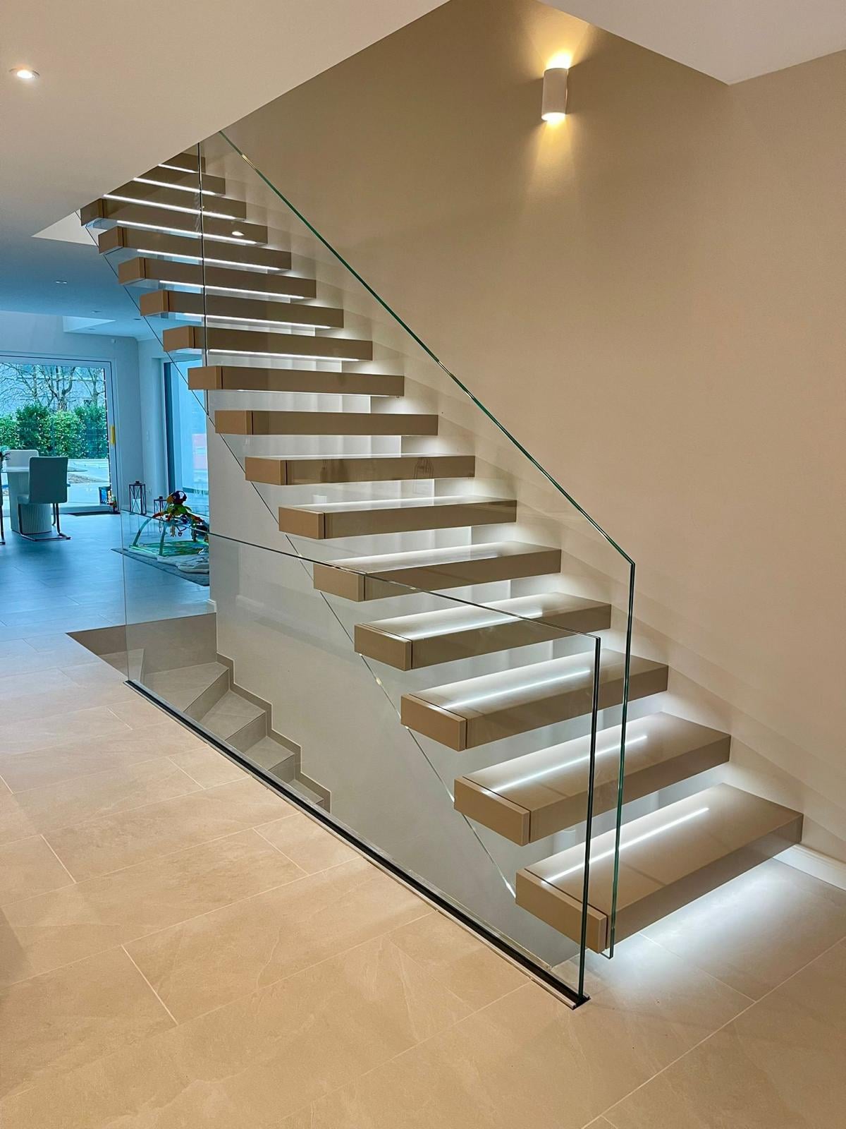 Kragarmtreppe HIMACS – Hattersheim