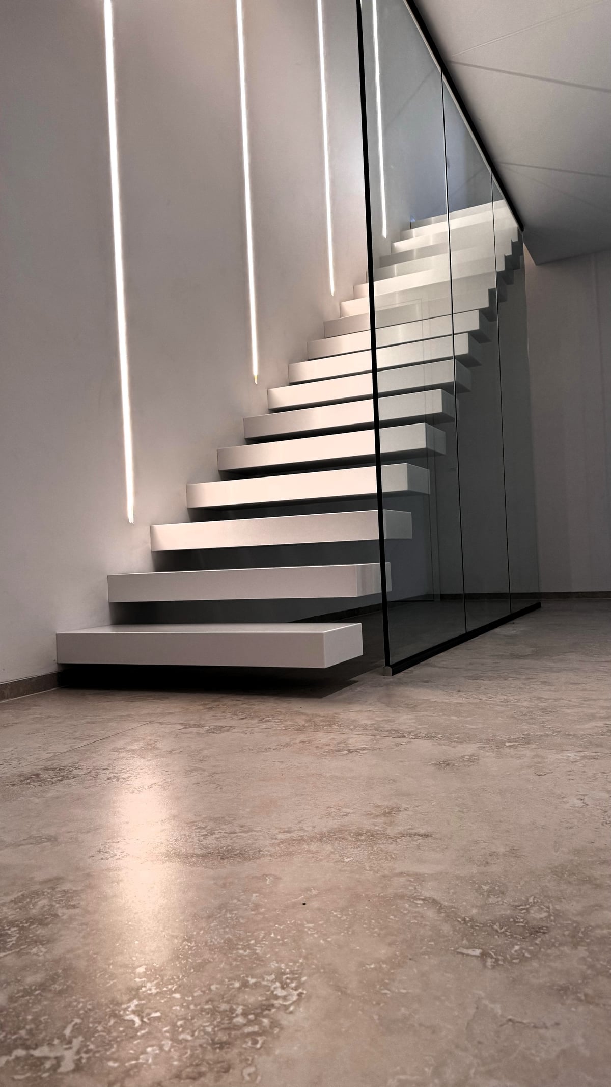 Kragarmtreppe in HIMACS weiß mit LED-Beleuchtung – Merzig