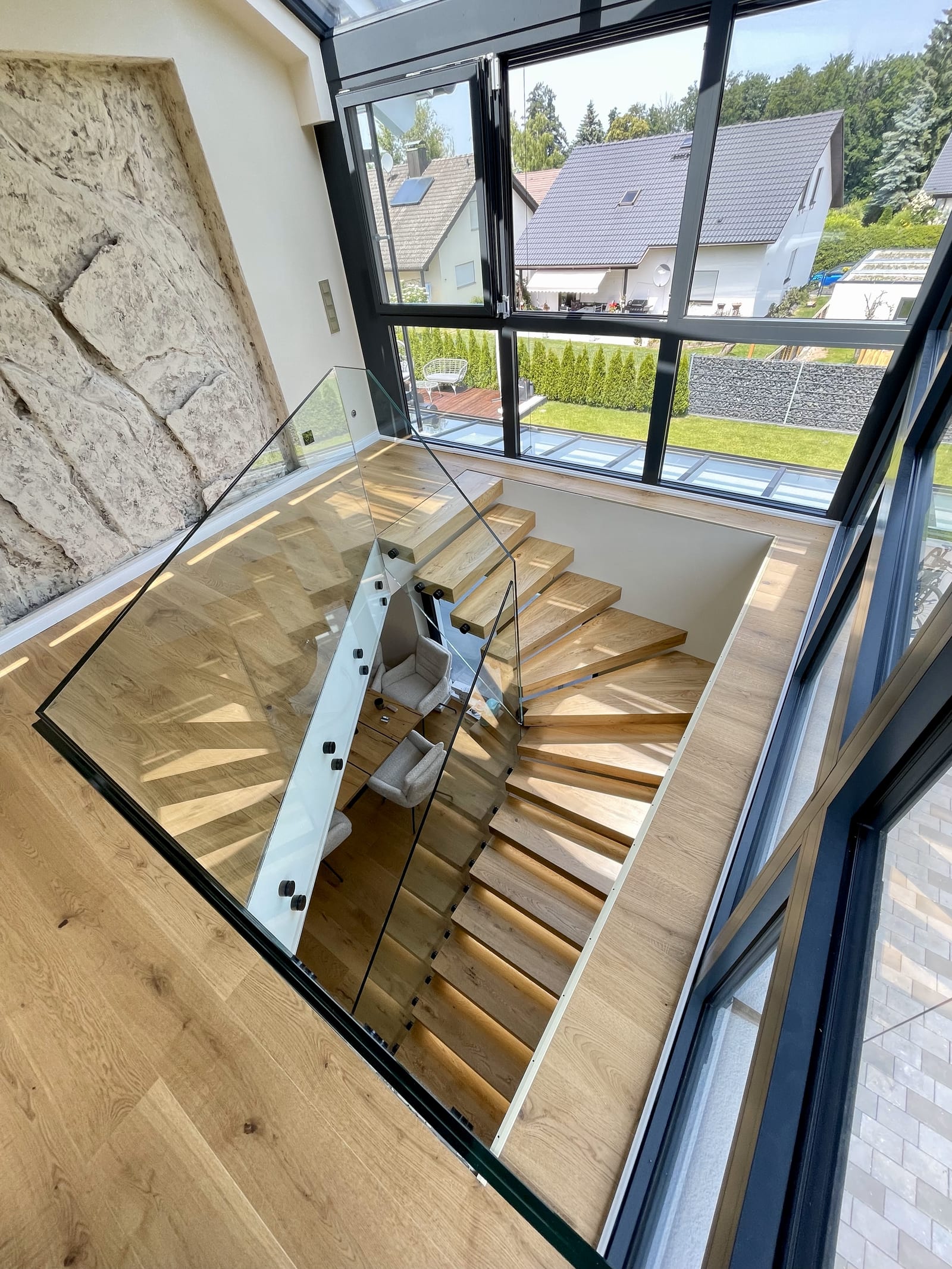 Treppenauge mit Glasgeländer nach dem Austausch, Blick über die Galerie – AN Treppenbau