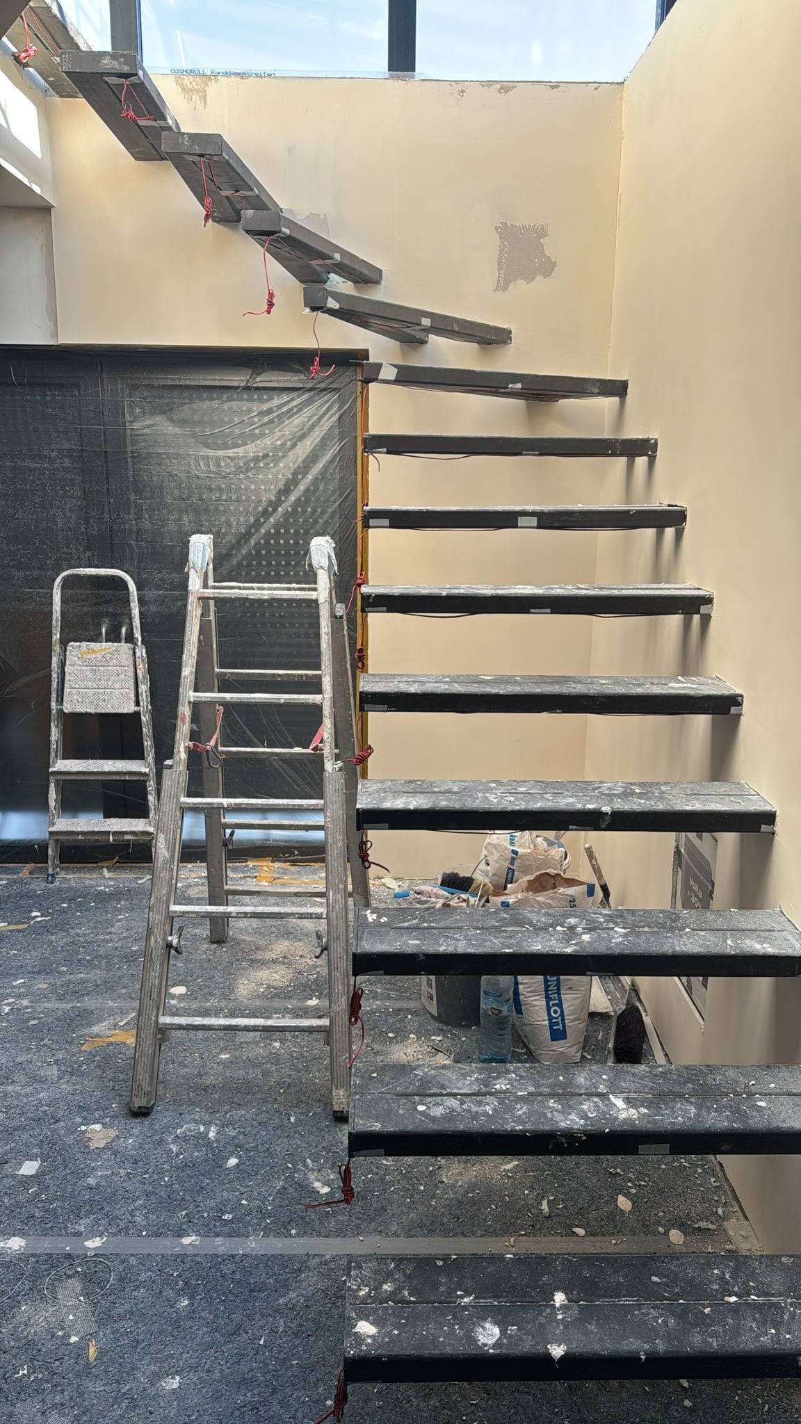 Neue Stahlunterkonstruktion im bewohnten Haus, alte Treppe bereits ausgebaut – AN Treppenbau