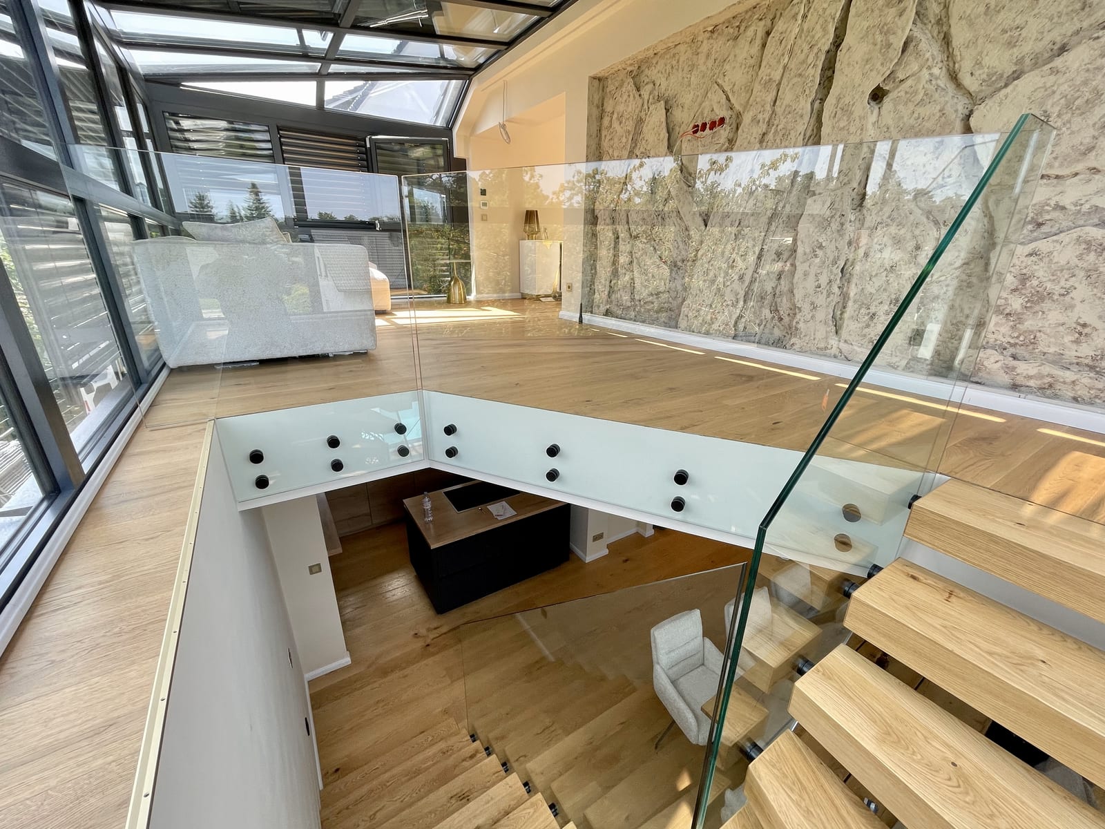 Kragarmtreppe in Eiche mit Ganzglasgeländer, Blick über die Galerie – AN Treppenbau