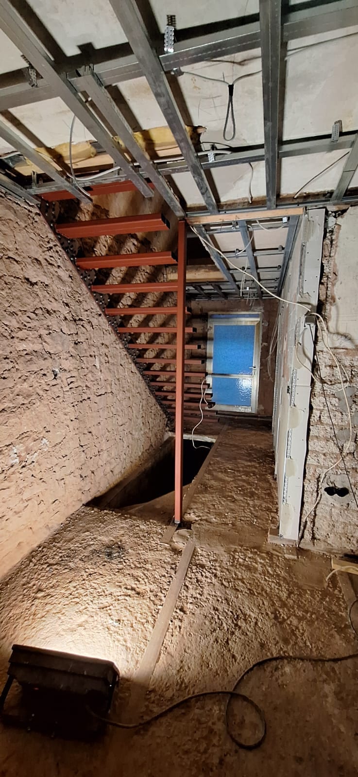 Alte Treppe im unsanierten Altbau vor dem Austausch – AN Treppenbau