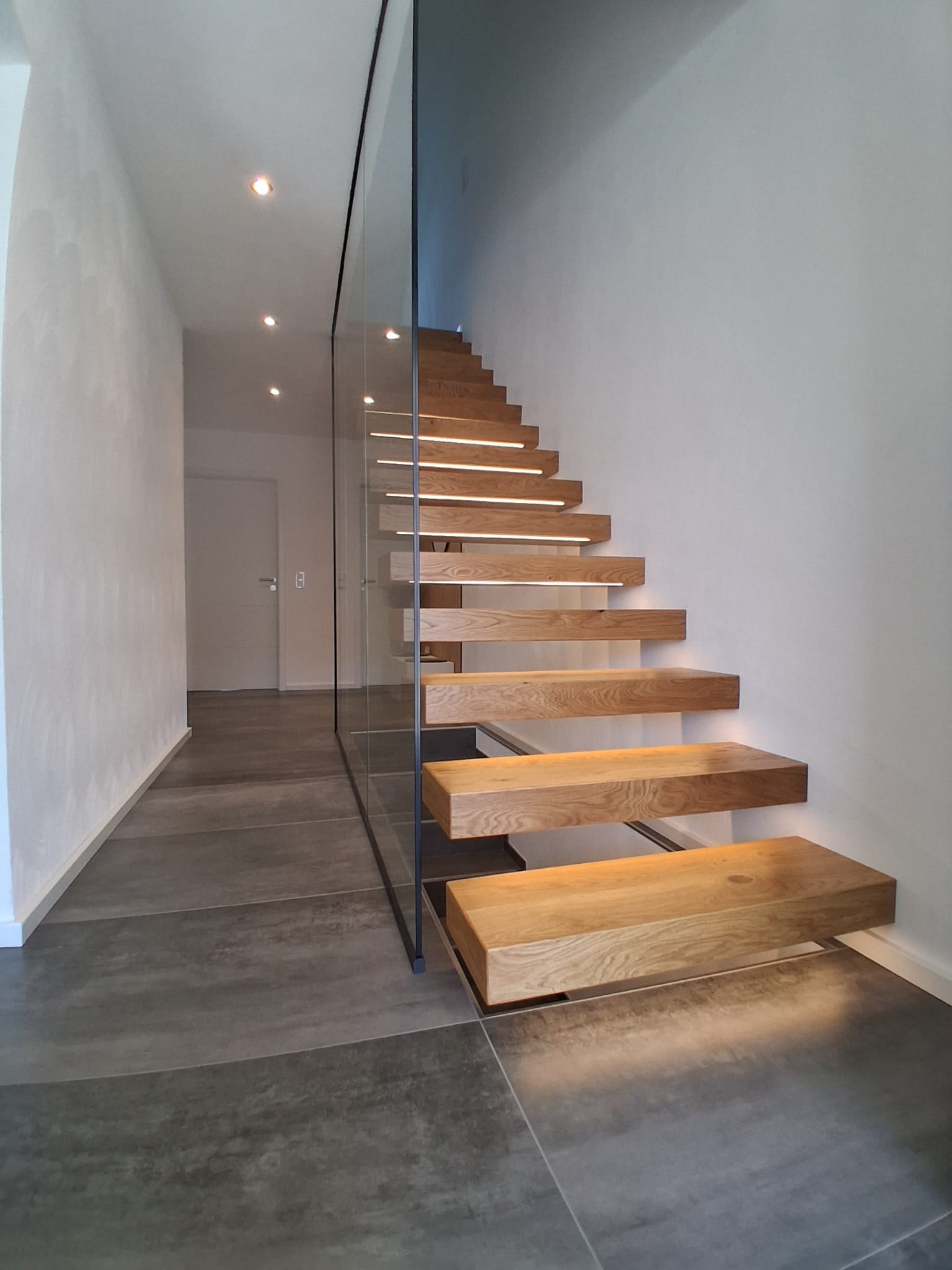Kragarmtreppe in Eiche im Flur nach dem Austausch – AN Treppenbau