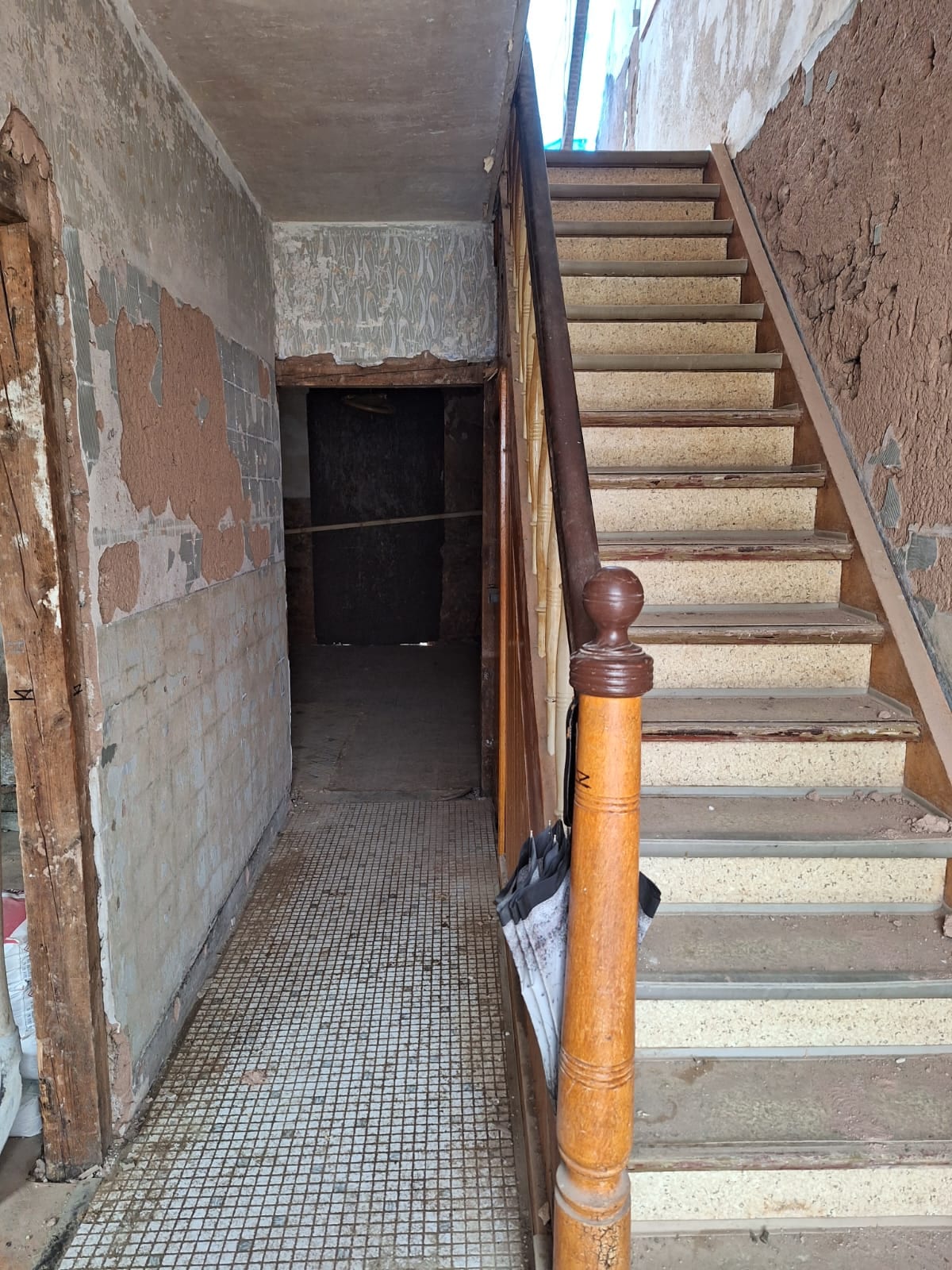 Alte Holztreppe im Rohbau vor dem Rückbau – AN Treppenbau