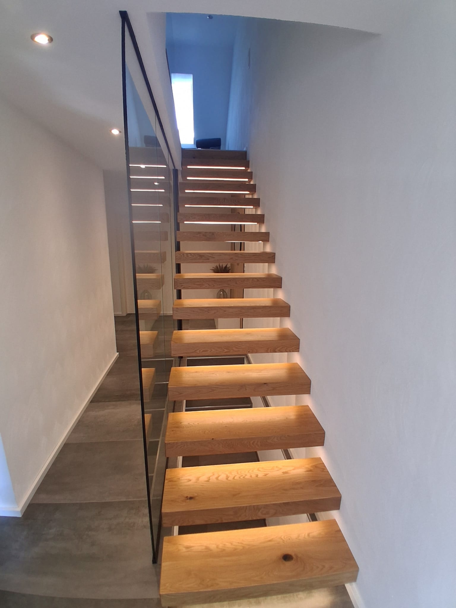 Neue Kragarmtreppe in Eiche mit Glasgeländer im schmalen Flur – AN Treppenbau