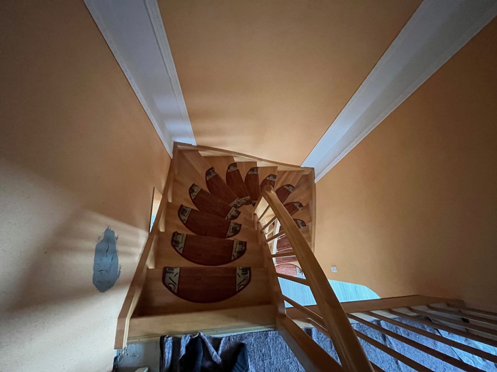 Alte gewendelte Holztreppe mit Stabgeländer vor dem Austausch – AN Treppenbau