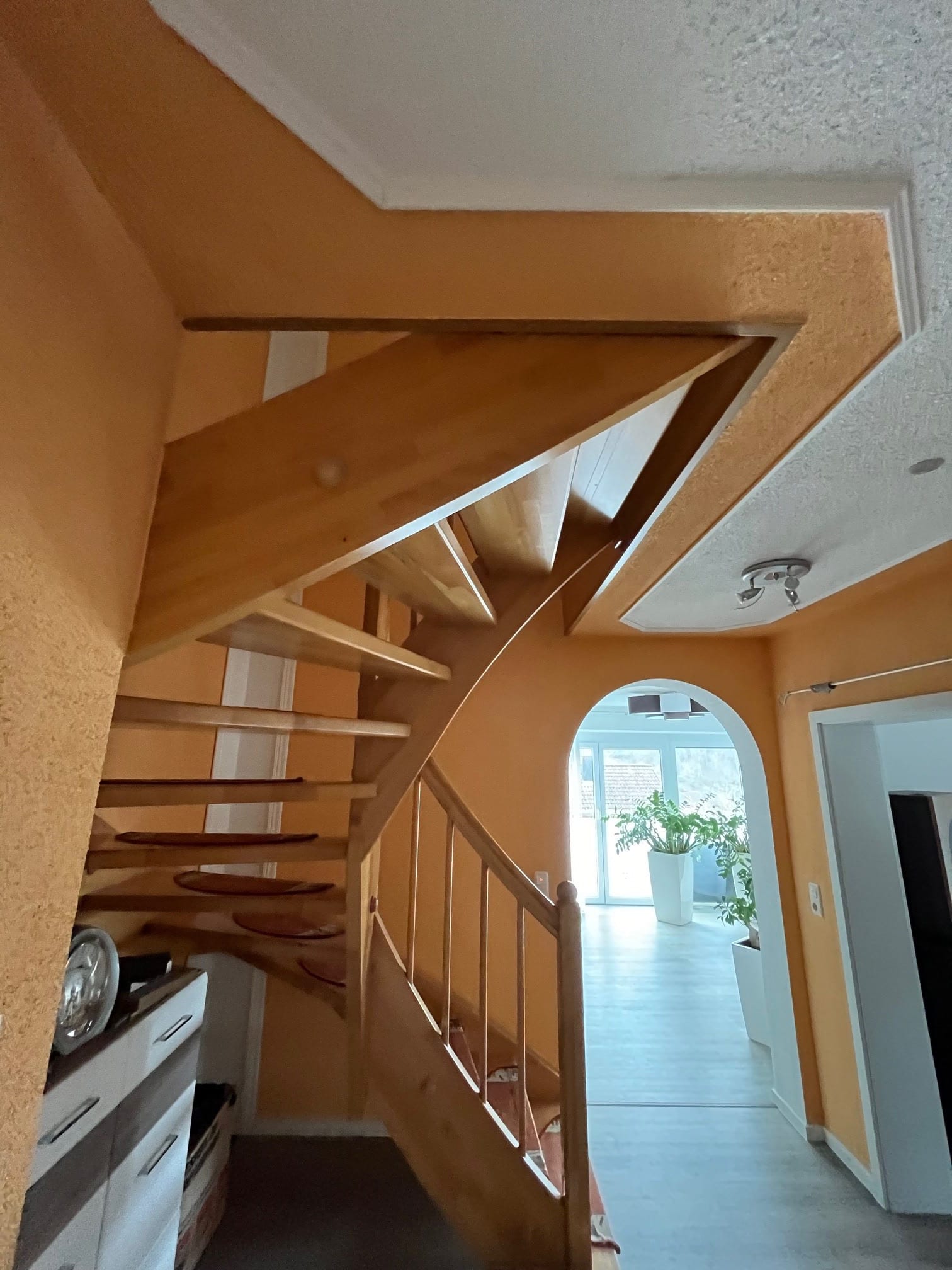 Alte Holztreppe im Wohnraum vor dem Austausch – AN Treppenbau