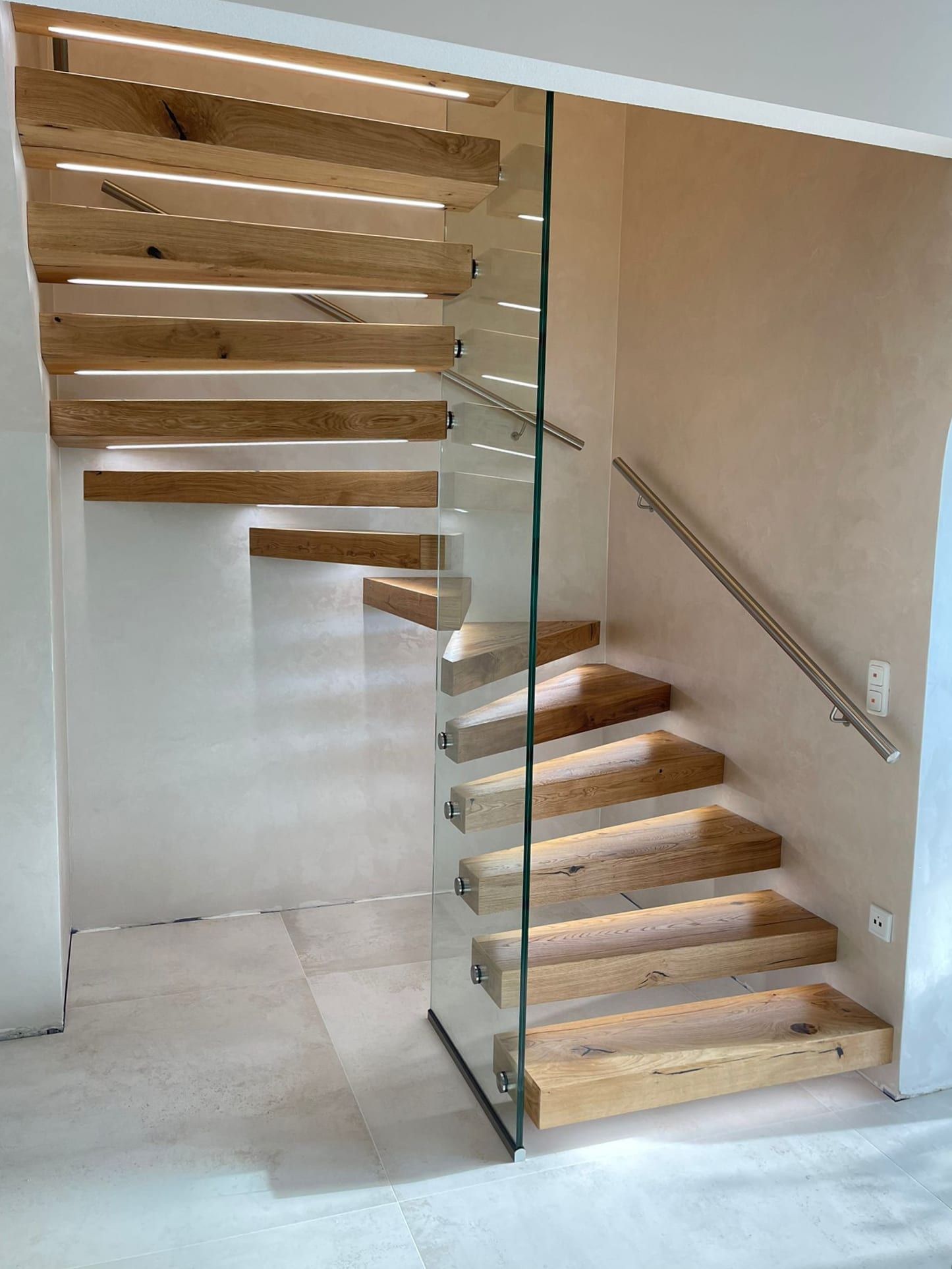Neue Kragarmtreppe in Eiche mit Glasgeländer und Wandhandlauf – AN Treppenbau