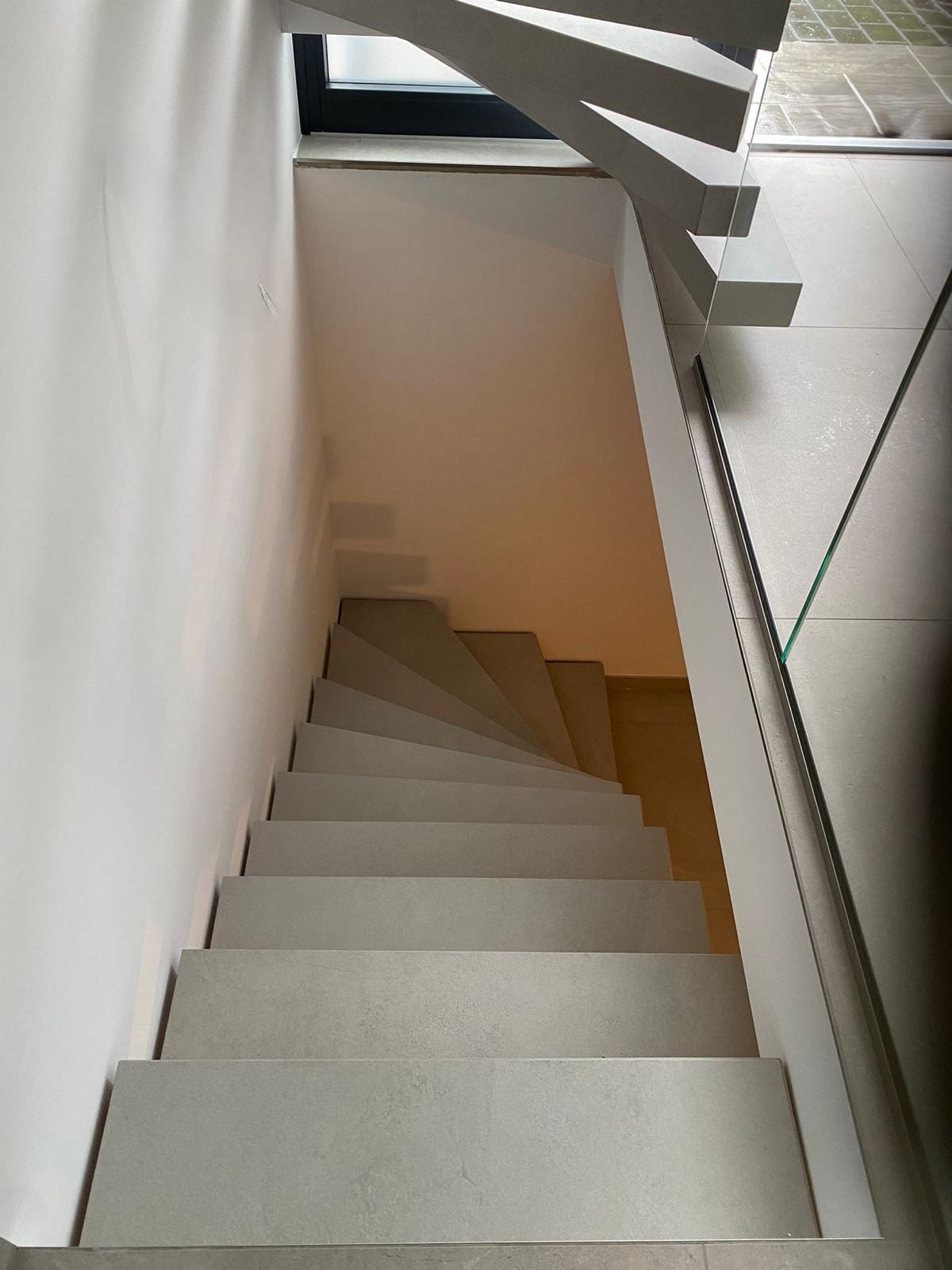 Kragarmtreppe mit Steinstufen im Treppenhaus, Blick von oben – AN Treppenbau