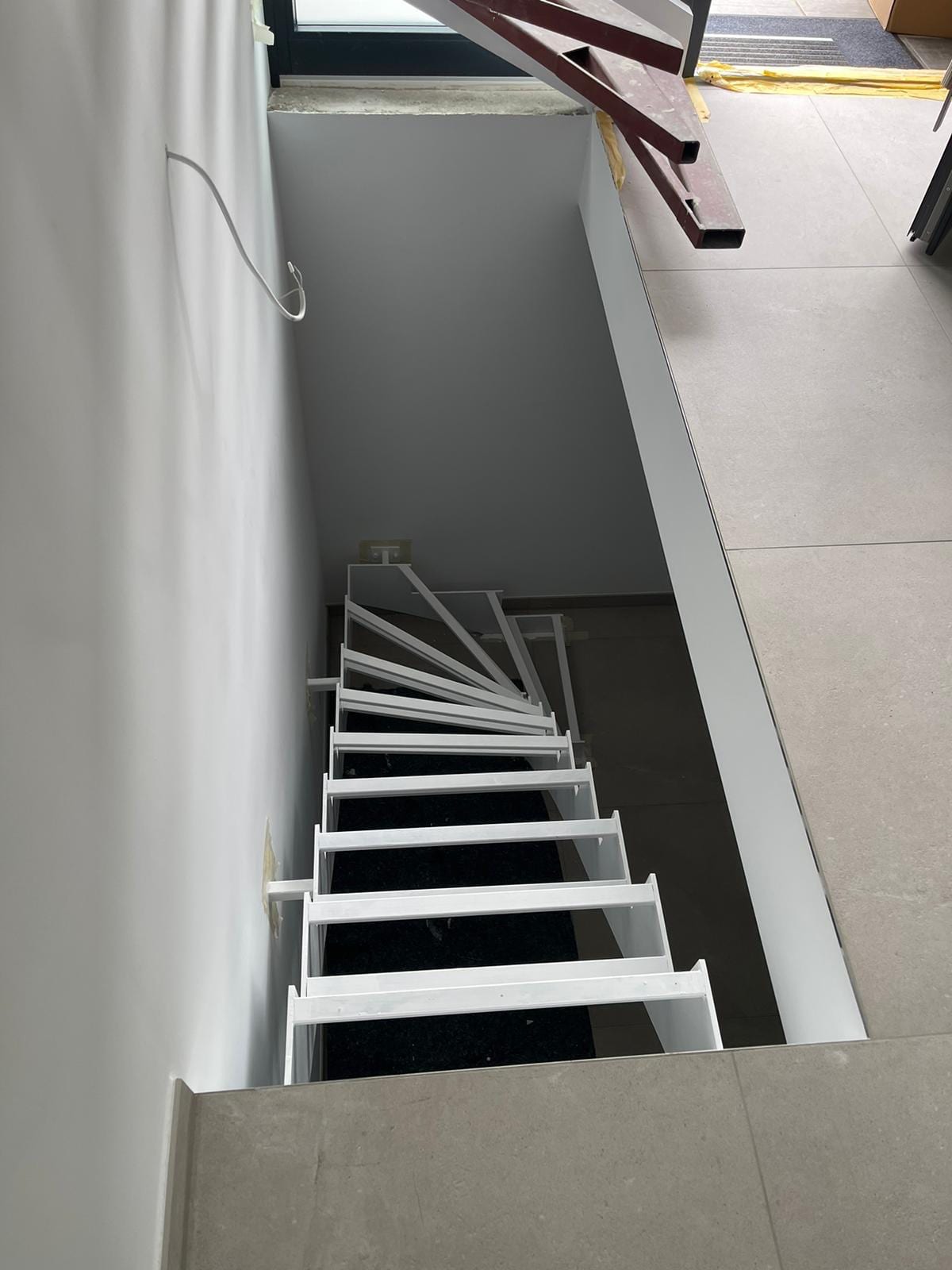 Weiße Kragarmtreppe im Treppenhaus, Blick von oben – AN Treppenbau