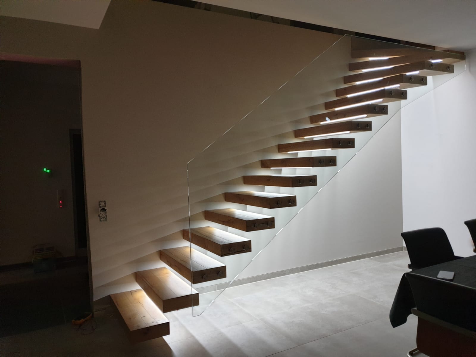 Kragarmtreppe in Eiche mit LED-Lichtband unter jeder Stufe – AN Treppenbau