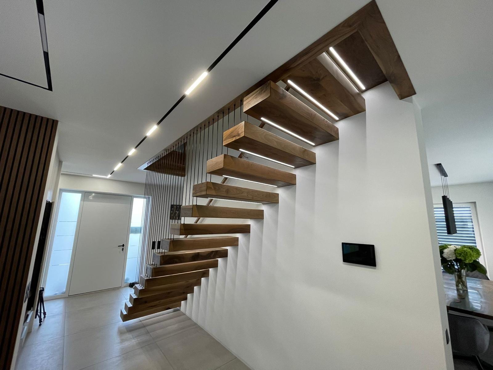 Kragarmtreppe in Eiche mit eingefrästem Lichtschlitz in der Stufenkante – AN Treppenbau