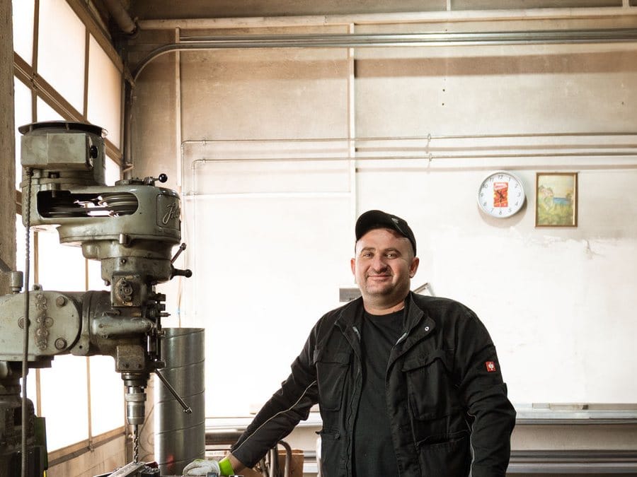 Mitarbeiter an der Ständerbohrmaschine in der Werkstatt