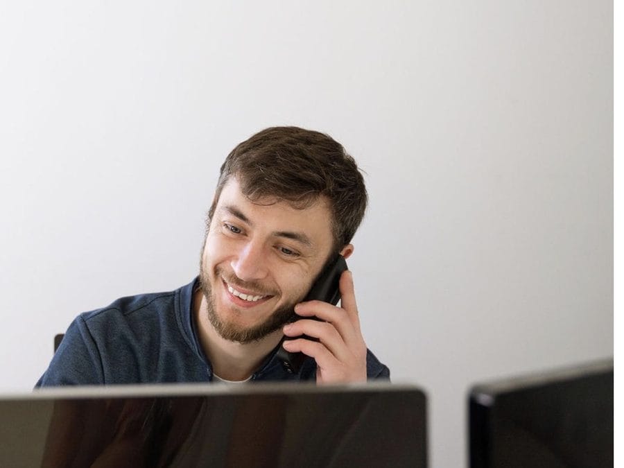 Mitarbeiter im Büro am Telefon
