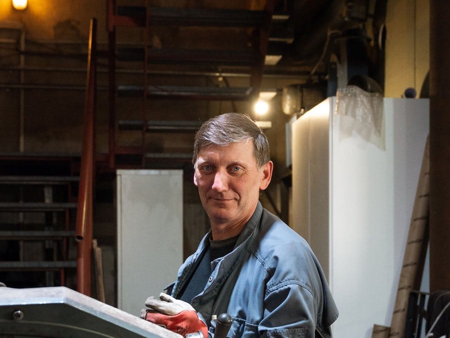 Mitarbeiter an einer Maschine in der Werkstatt