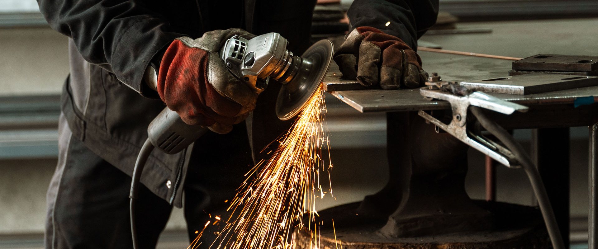 Nacharbeit an einem Stahlteil mit dem Winkelschleifer in der eigenen Werkstatt